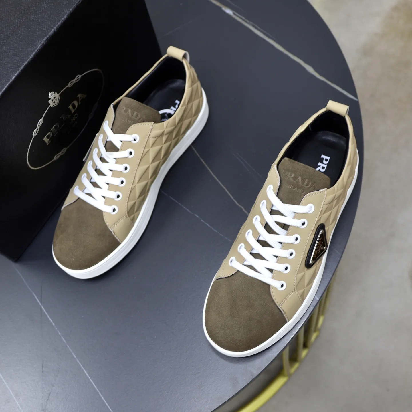Ex-factory price: 420💰🙅‍♂️🙅‍♂️🙅‍♂️ Brand: PRADA Standard code: 38-44 (45 customized) Grade: Same as the official website Material: Original leather splicing Comfortable and breathable sheepskin lining Original wear-resistant outsole Style category: Men's fashion casual shoes Running sports shoes Distinguished luxury brand elements Top luxury Color: actual picture color